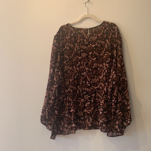 Terra & Sky 4X (28W-30W) Paisley Sheer Smocked Woven Top - Picture 2 of 3